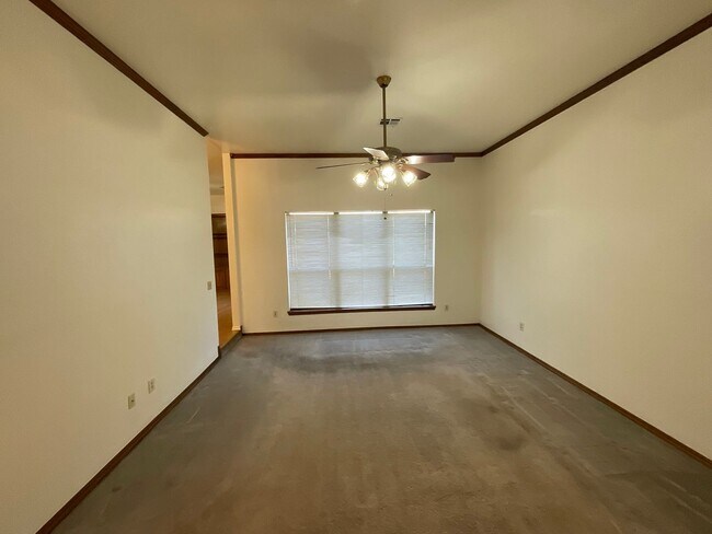 Building Photo - Spacious 3 bed, 2 bath, 2 living areas, 2 car garage