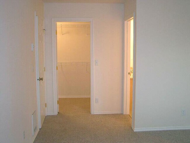 Foto del edificio - Walnut Grove 2 Bedroom, 2 Bath Condominium
