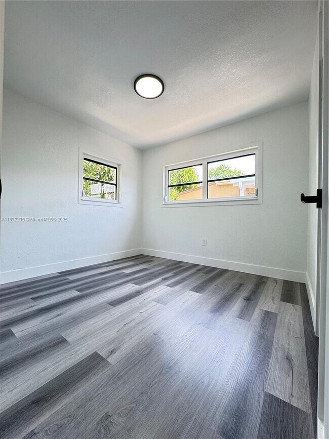 Foto del edificio - 17645 NW 37th Ave