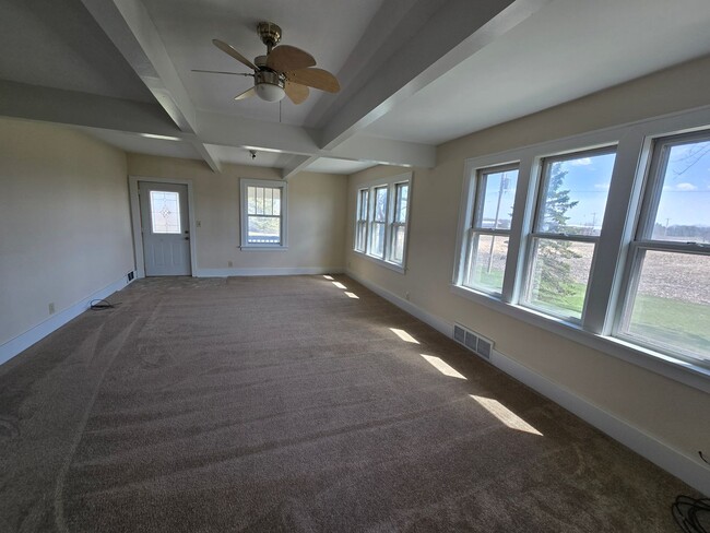 Building Photo - Large 4 Bedroom Farmhouse
