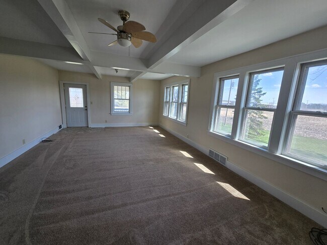 Foto del edificio - Large 4 Bedroom Farmhouse