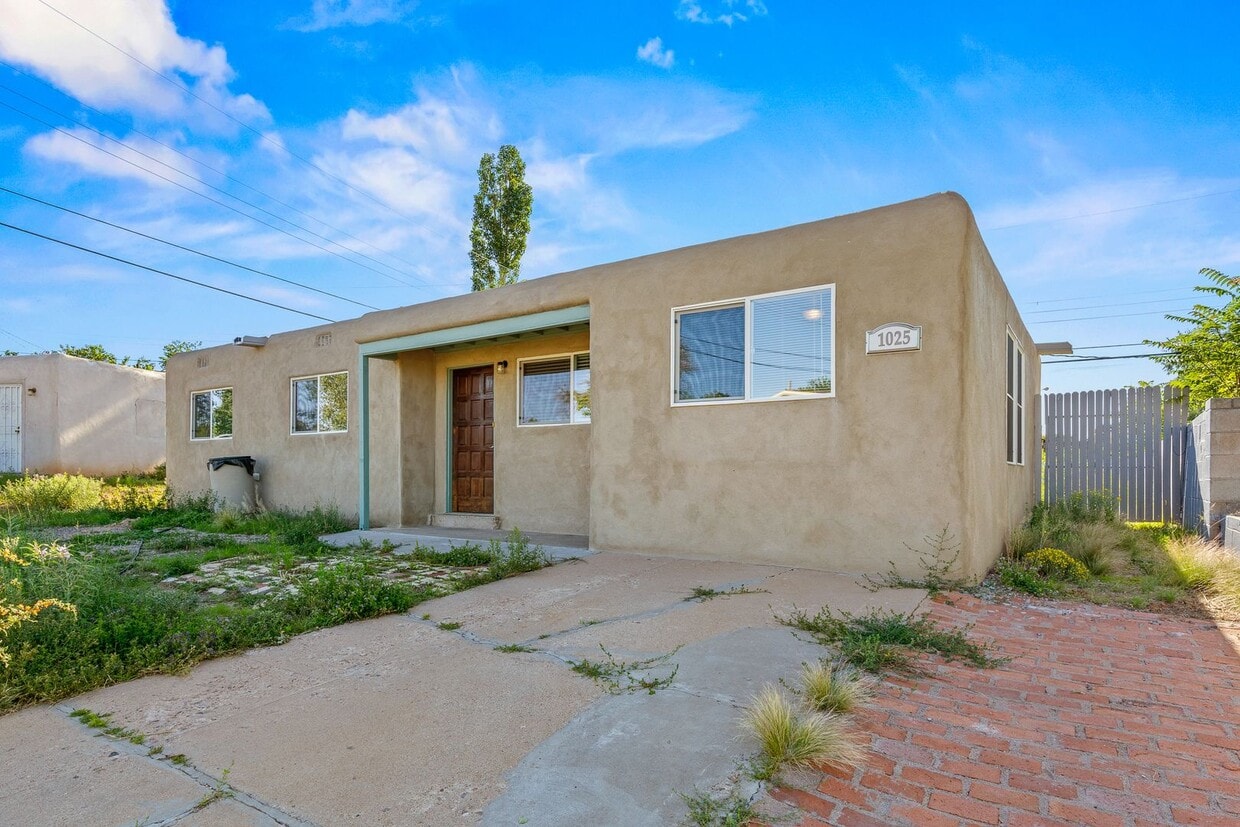 Primary Photo - Charming Home on Valerie Circle