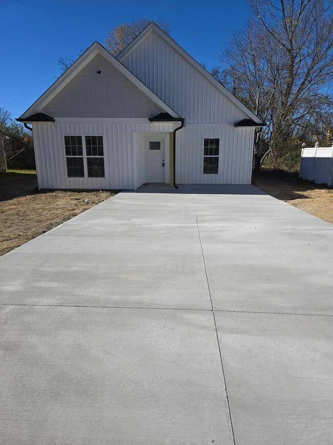 3 BED, 2 BATH NEWLY CONSTRUCTED HOME - 3 BED, 2 BATH NEWLY CONSTRUCTED HOME