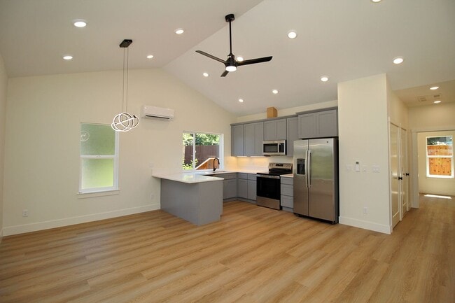 Building Photo - 4658 SW Fairvale Ct
