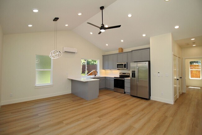 Building Photo - 4660-4660 SW Fairvale Ct