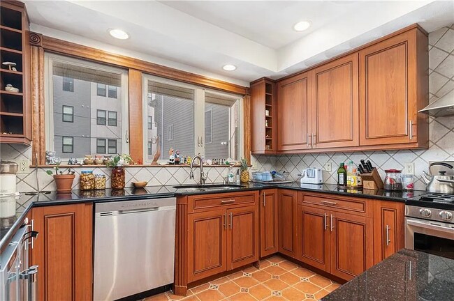 Building Photo - 18 Piedmont St