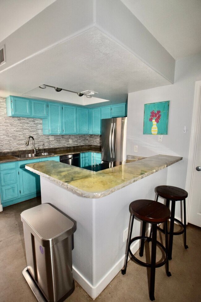 Foto del edificio - Beautiful modern 1 bed 2 bath corner unit in the Highlands Condominium community.