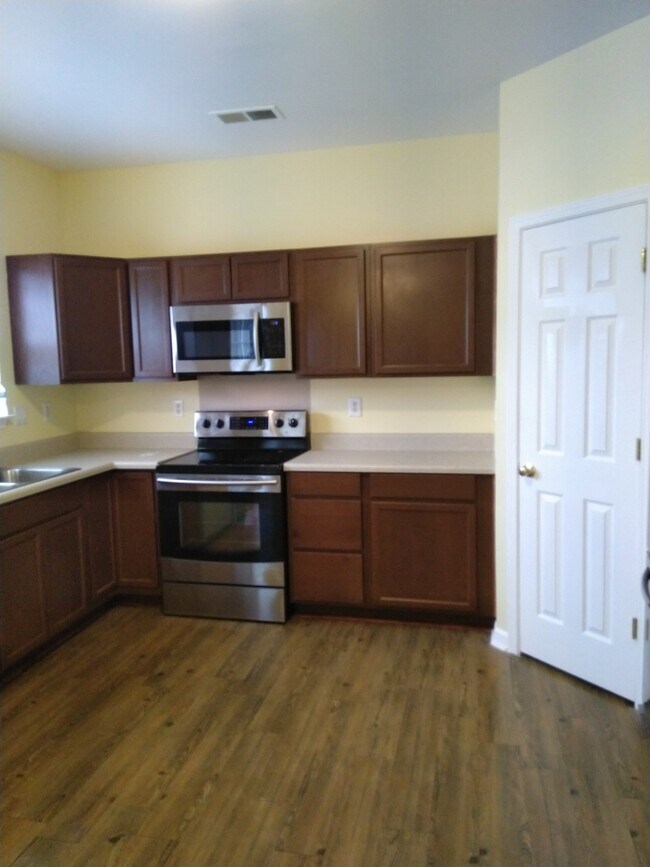 Building Photo - 6733 Mountain Majesty Way