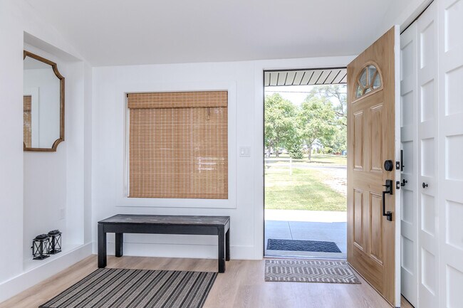 Foto del edificio - 1319 W Textile Rd
