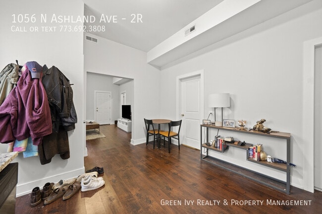 Foto del edificio - 1056 N Ashland Ave