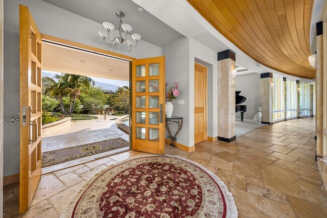 Foto del edificio - 330 Ortega Ridge Rd