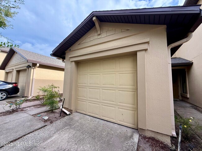 Foto del edificio - 7764 Playschool Ln