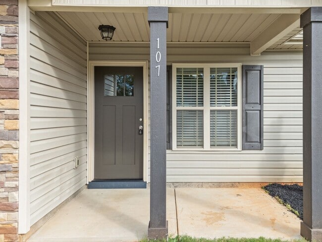 Foto del edificio - 3BR/2BA on a large lot off of Highway 176 ...