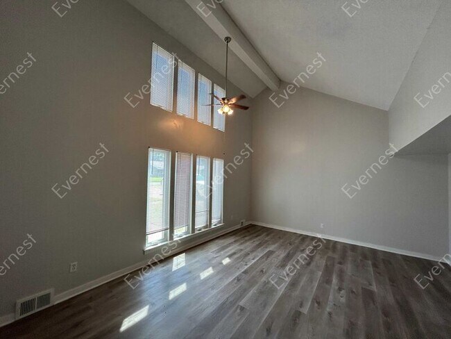 Foto del edificio - 3743 Oak Lake Ln