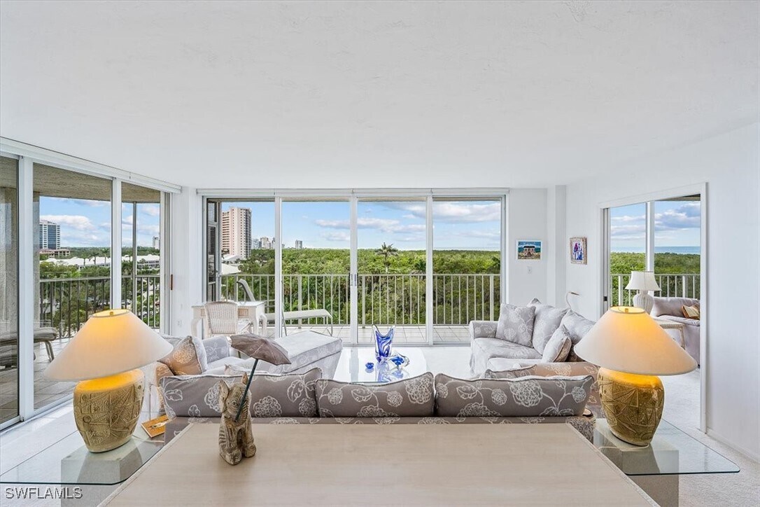 Foto principal - 6361 Pelican Bay Blvd