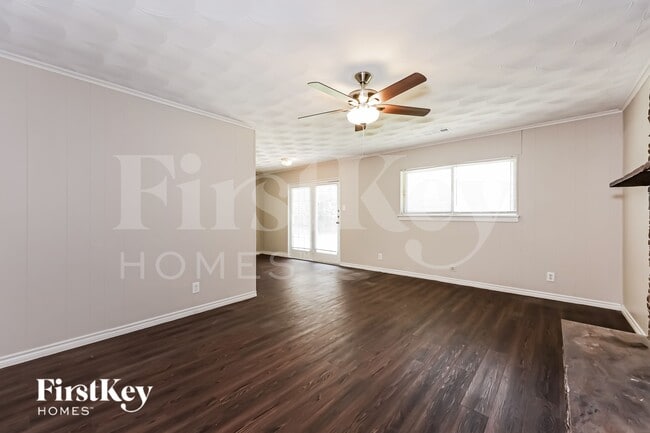 Building Photo - 902 Poinsettia Dr