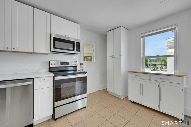 Building Photo - 125 Tunxis Hill Rd