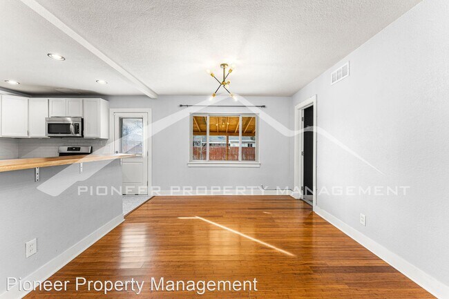 Building Photo - 3 br, 2 bath House - 869 Salem St.
