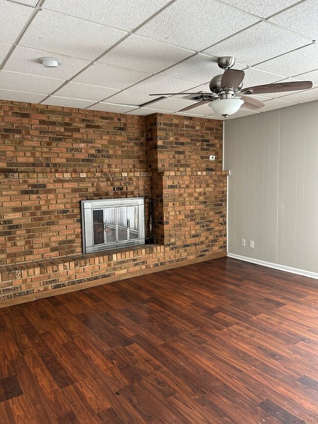 Building Photo - 901 Peony Dr