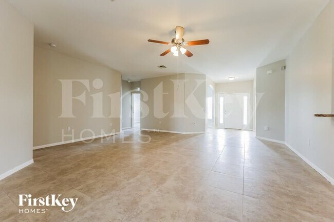Foto del edificio - 820 Poinsettia Ave