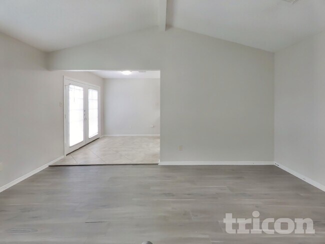 Foto del edificio - 1911 Deaf Smith Dr