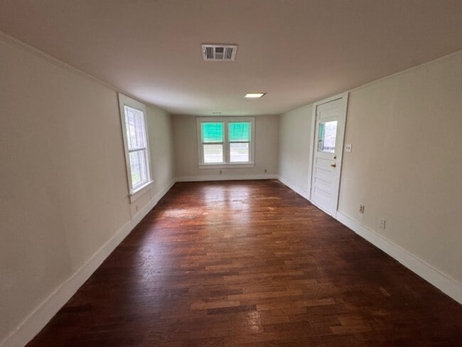Building Photo - the cutest 1-bedroom cottage! fridge , inside laundry and gas stove, huge yard!