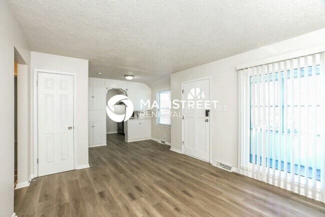 Foto del edificio - 2 Bedroom Pet-Friendly Home in Indianapolis, IN with Main Street Renewal