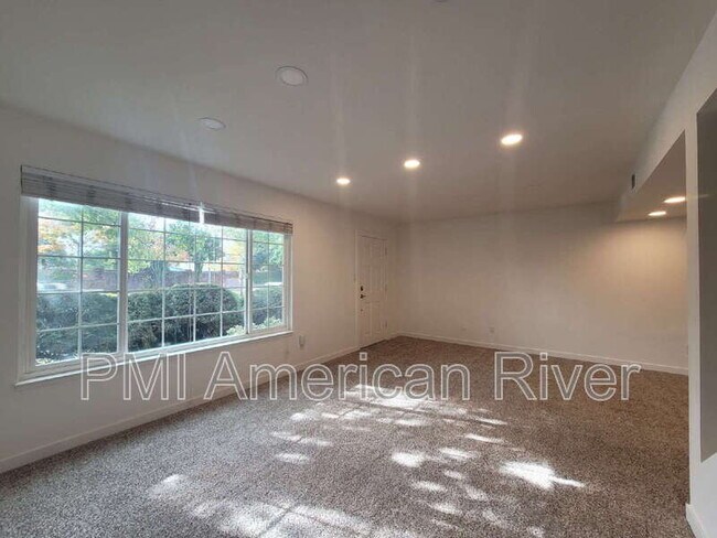 Foto del edificio - 6693 Greenback Ln