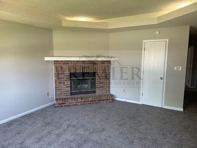 Building Photo - $1350 / mo - 3 Bedroom 2 Bath Duplex -1702...