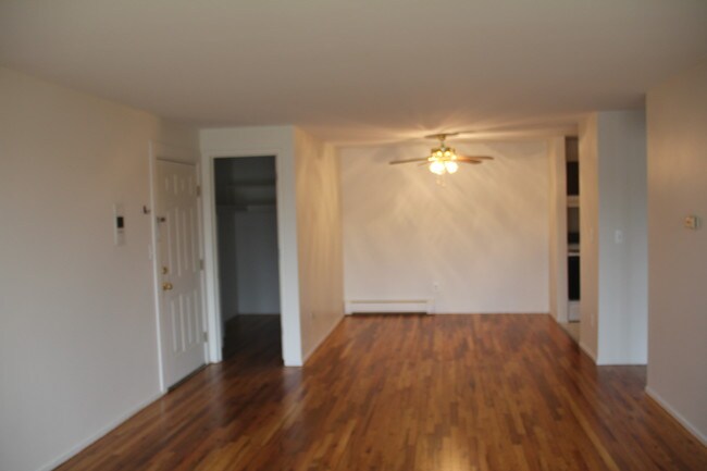 Comedor Ell - 239 Twelve Mile Rd