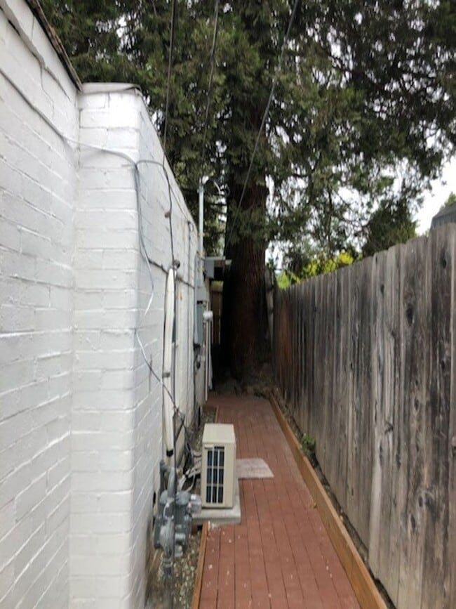 Building Photo - 1421 Florence Ln