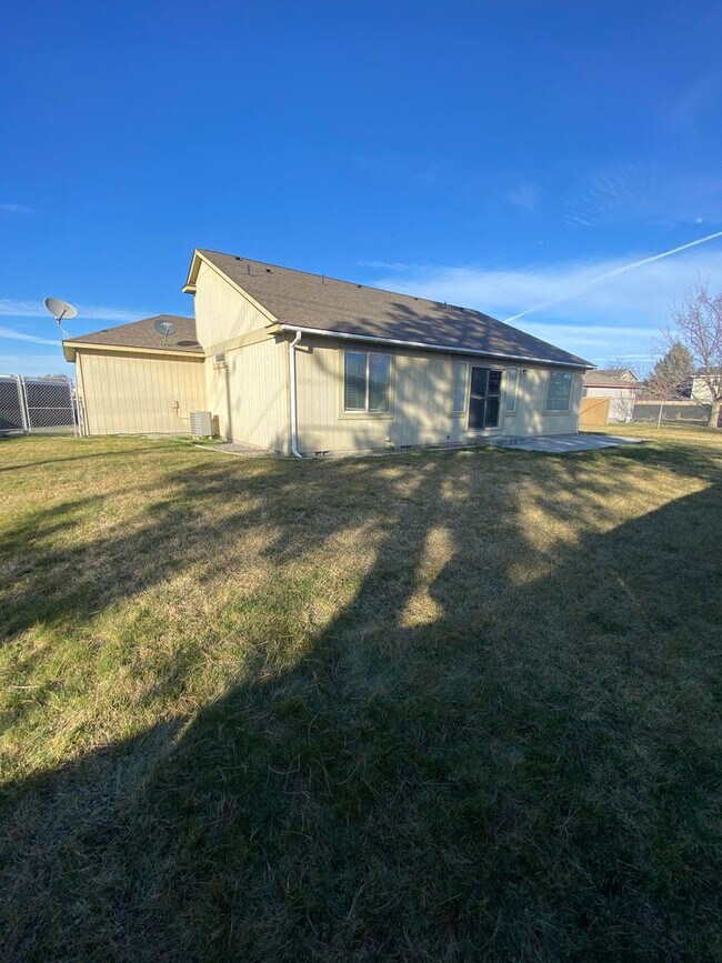 Foto del edificio - House with Triple Car Garage