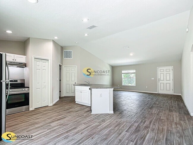 Building Photo - 14 Pine Trce