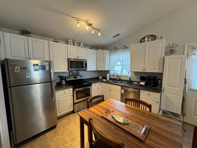 Foto del edificio - Furnished Home Colington Harbour