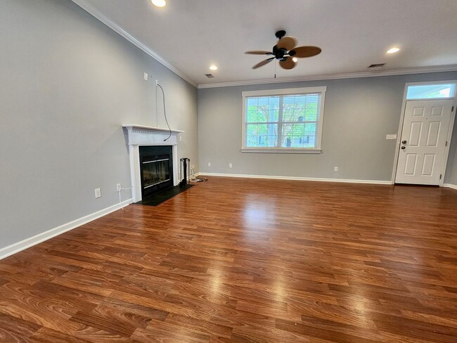 Building Photo - Well maintained home in Jamestowne Village...