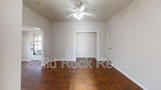 Foto del edificio - 2436 E Monument St