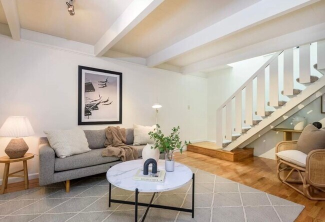 Foto del edificio - Beautiful 2 bed 1 bath end unit condo/town...