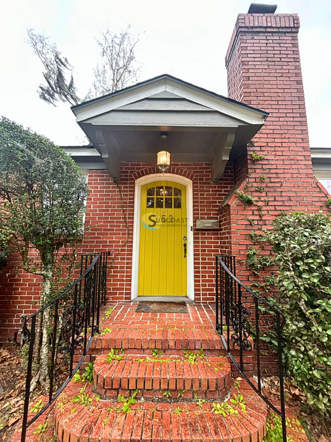 Foto del edificio - STUNNING 1940s All-Brick Home with Modern ...