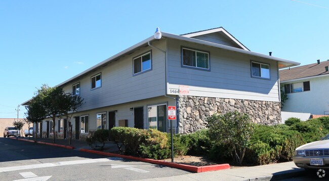 Building Photo - The Townhouse Apartments