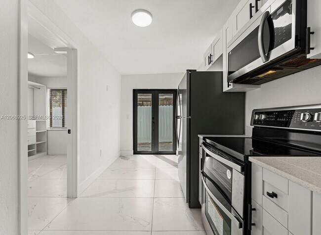 Foto del edificio - 921 NW 22nd Ct