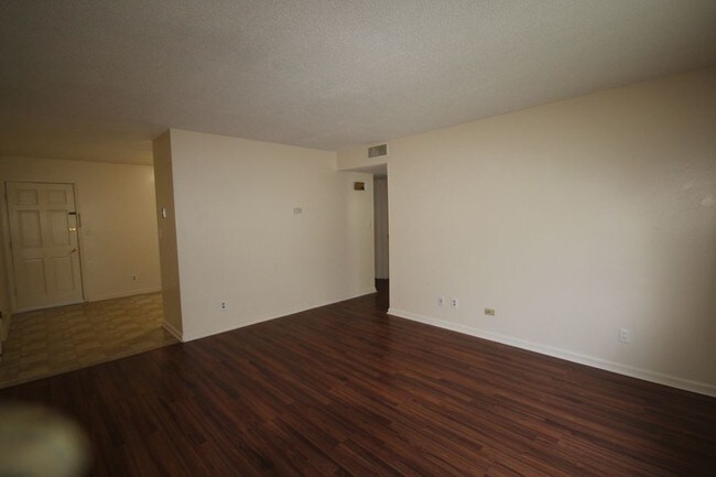 Foto del edificio - 3328 Pinewood Ave