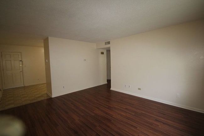 Building Photo - 3328 Pinewood Ave