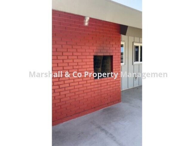 Building Photo - SPACIOUS 2 BED 2 BATH TOP FLOOR WITH WATER...