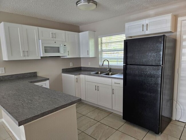 Building Photo - Cozy 2 bedroom/1 bath Duplex