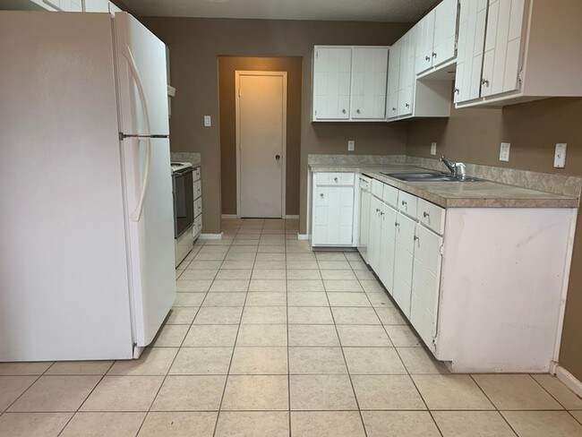 Building Photo - Great 3 Bed 2 Bath 2 Car Garage