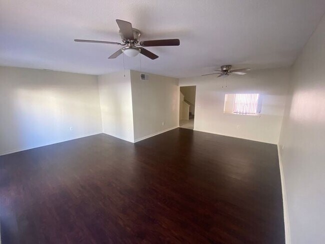 Building Photo - 2 Bedroom 2.5 bath Hidden Creek townhouse ...