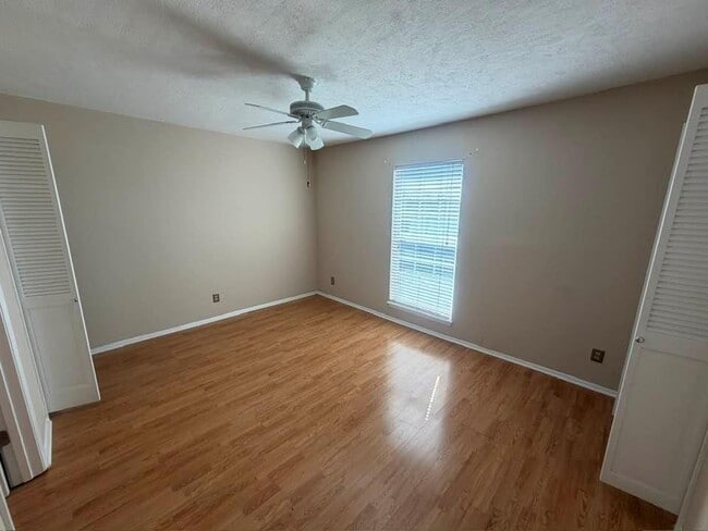 Building Photo - 2425 Ashdale Dr