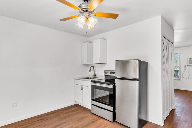 Building Photo - Newly Renovated Studio Apartment in Hollis...