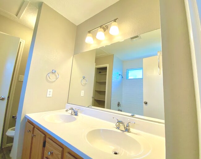 Building Photo - 1703 Sylvia Ln