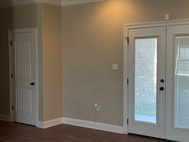 Foto del edificio - 1516 High School Dr